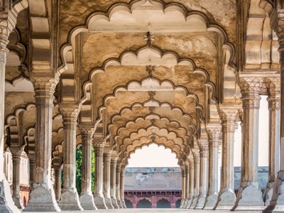 Bogen en zuilen in een historische galerij op de Route India.