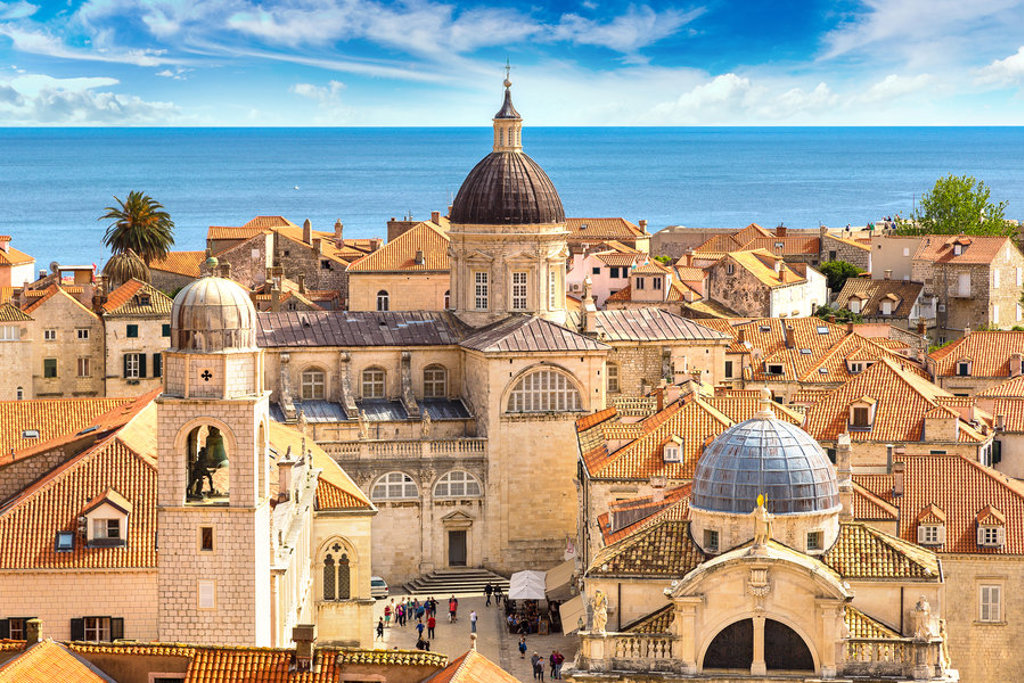 Uitzicht op de oude stad Dubrovnik met kerktorens en rode daken aan de Adriatische Zee, Kroatië.
