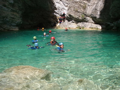 Canyoning in de Mercantour & Vésubie: groep zwemt in een turquoise bergkloof tussen rotswanden.