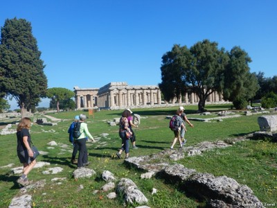 Wandelaars bij de Griekse tempels van Paestum in Cilento, tijdens de 20-daagse reis Amalfikust en Sicilië.