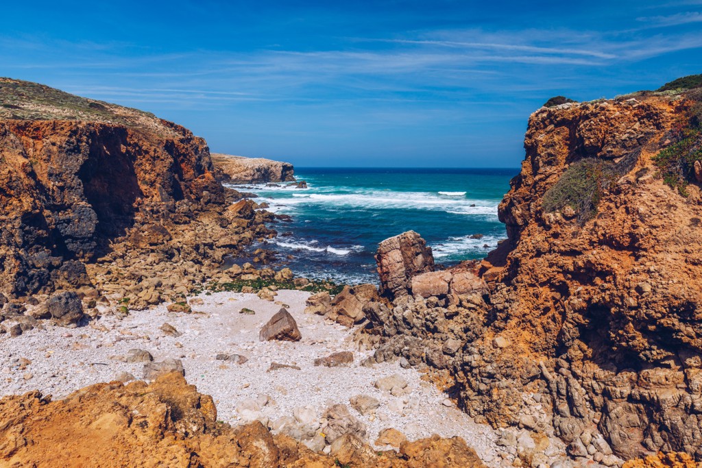 Rotsachtige kust en kleine baai aan de Costa Vicentina in Portugal, Alentejo en Algarve.