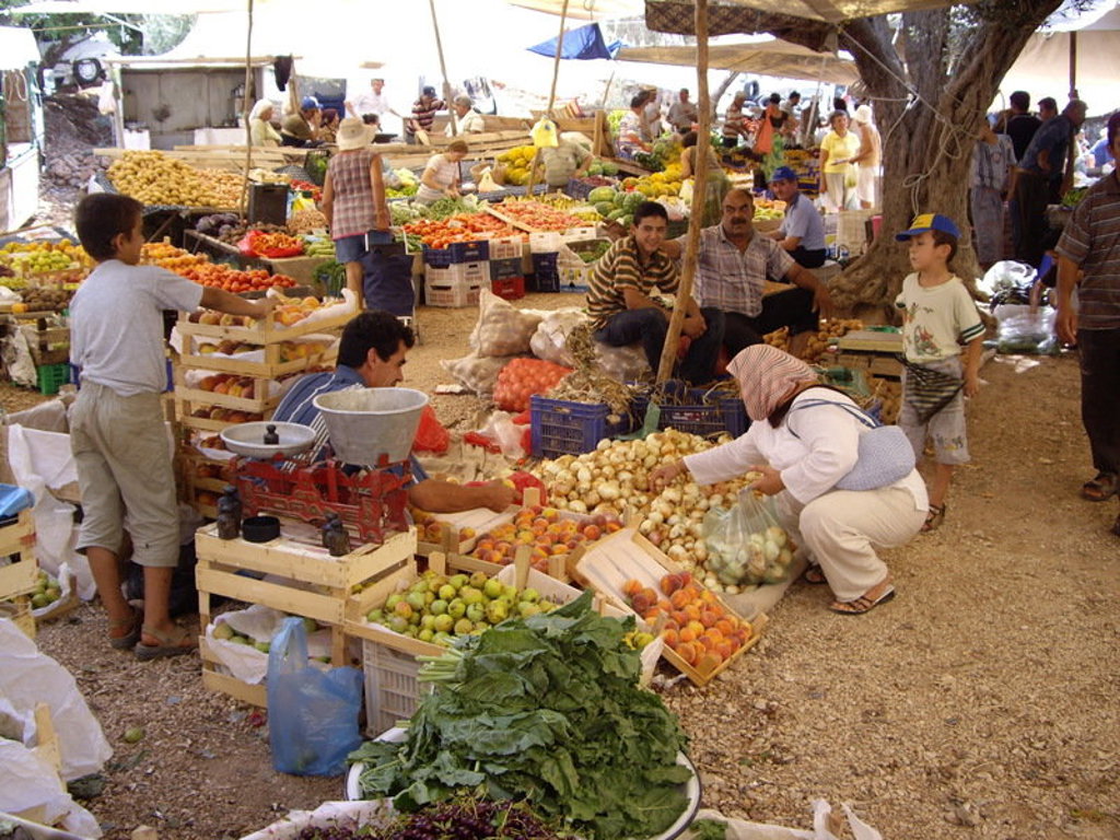 Drukke markt met vers fruit en groenten aan de Turkse Turquoise Kust tijdens een familiereis Turkije.