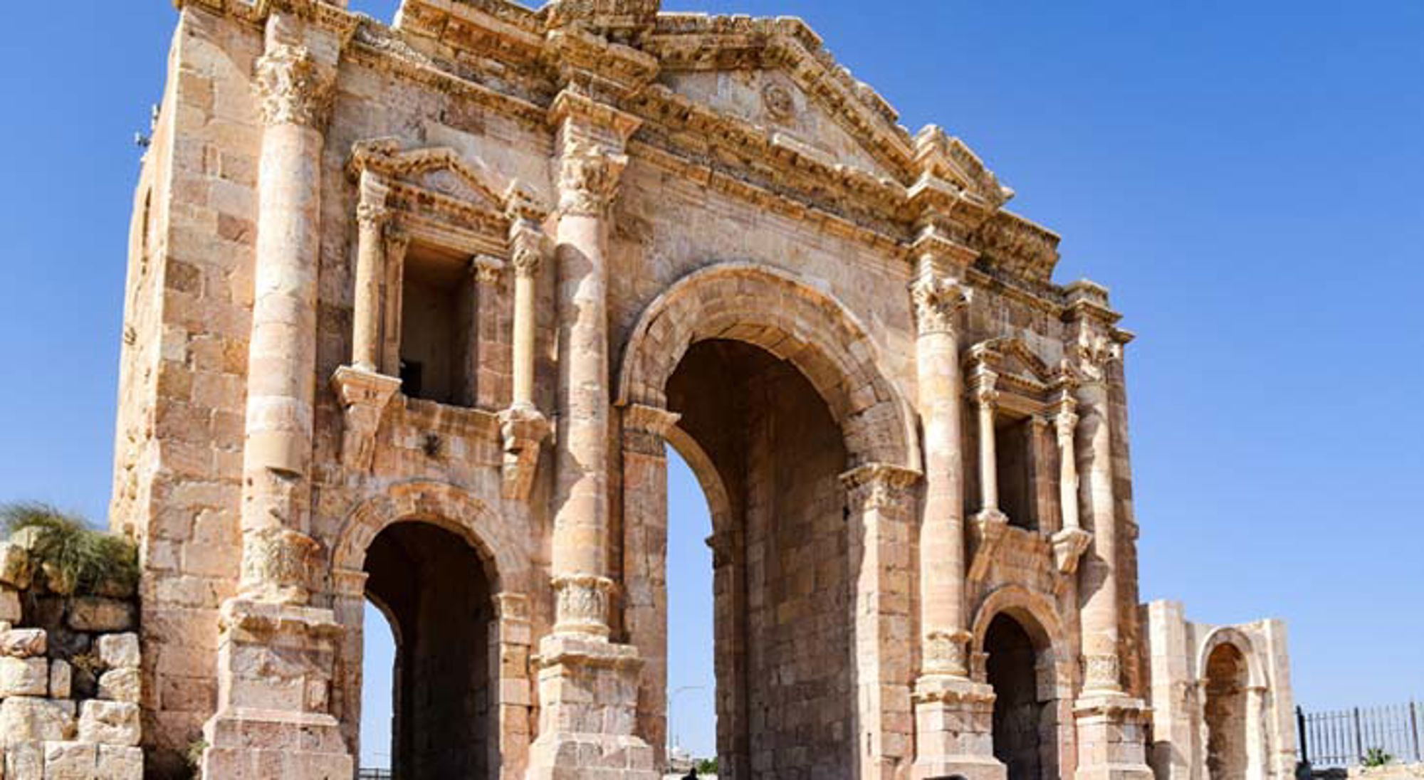 Jerash Jordanië Panoramisch uitzicht op de ruïnes van Jerash met zuilengalerijen en tempelresten in Jordanië.