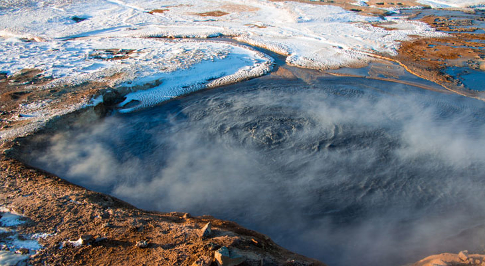 Námafjall Hverir IJsland Stomende geothermische bron in een vulkanisch landschap met sneeuw, IJsland.