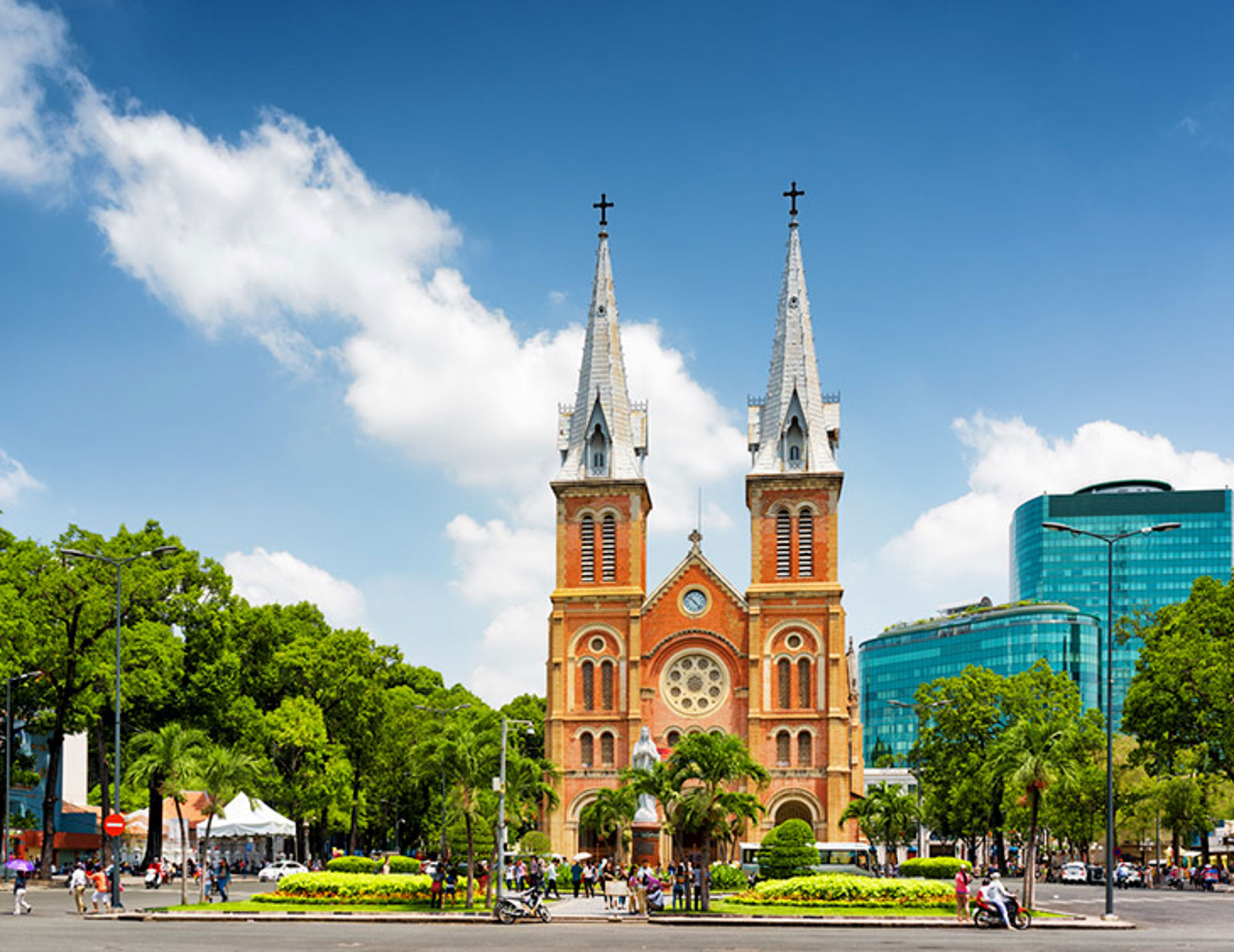 Ho Chi Minhstad in Vietnam Notre-Damekathedraal in Ho Chi Minhstad met twee torenspitsen, omringd door groen en moderne gebouwen.