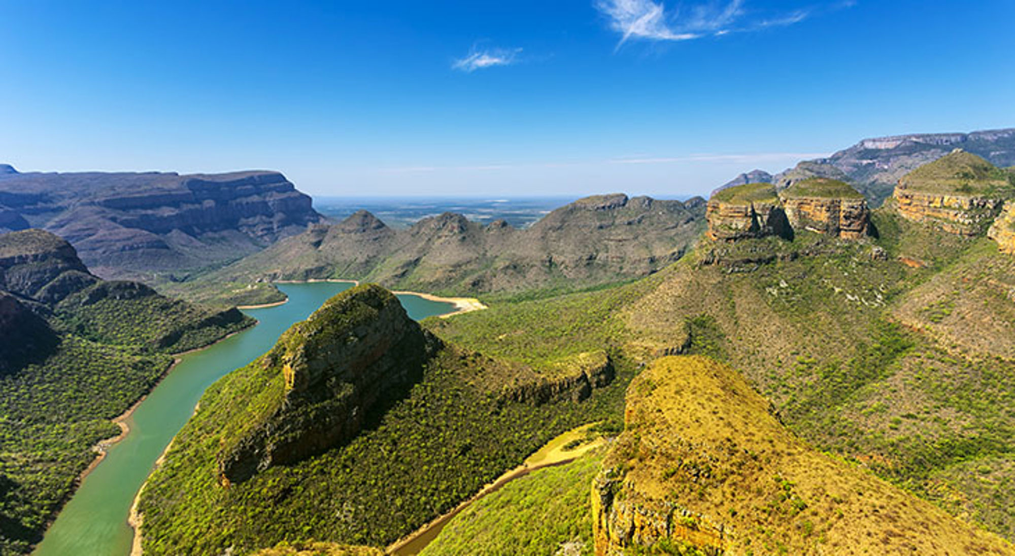 Uitzicht op de Drie Rondavels Panorama op de Blyde River Canyon met kronkelende rivier en rotsformaties in Zuid-Afrika.