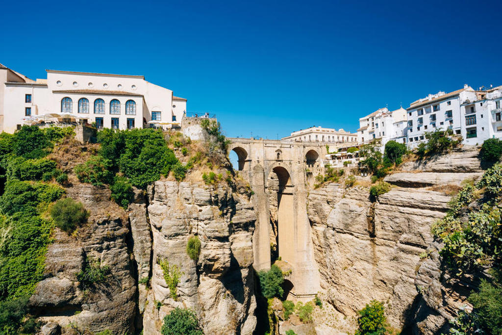 Puente Nuevo-brug in Ronda over de El Tajo-kloof, hoogtepunt van een groepsrondreis door Andalusië.