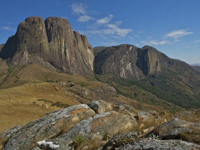 Imposante rotsformaties in het Andringitra-gebergte tijdens de Route Madagascar van 19 dagen.