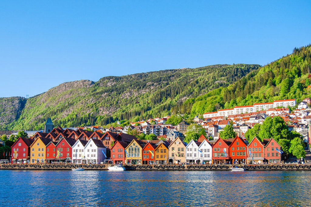 Gekleurde houten huizen aan de kade van Bryggen in Bergen, Noorwegen, tijdens een groepsrondreis Scandinavië.