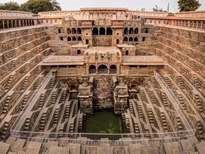Chand Baori trappenput in Abhaneri met symmetrische stenen trappen en waterbassin, Route Noord-India.