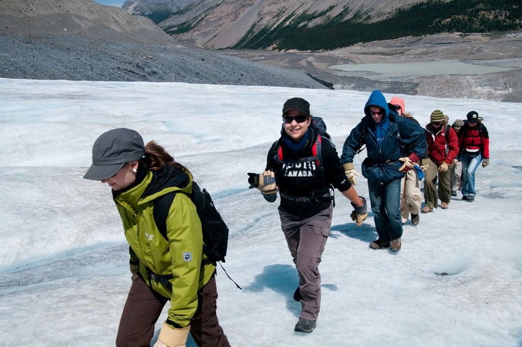 Groepsrondreis Canada West: reizigers wandelen over een gletsjer tijdens een begeleide hike.