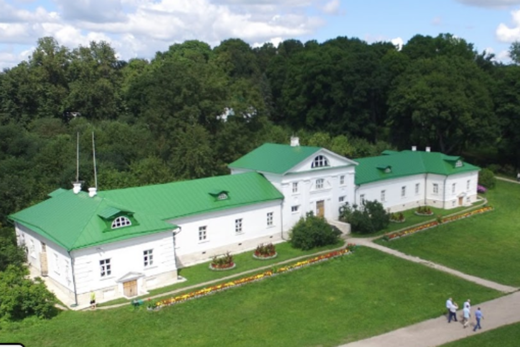 Wit landhuis met groen dak in een parklandschap tijdens groepsrondreis Rusland Hoogtepunten.