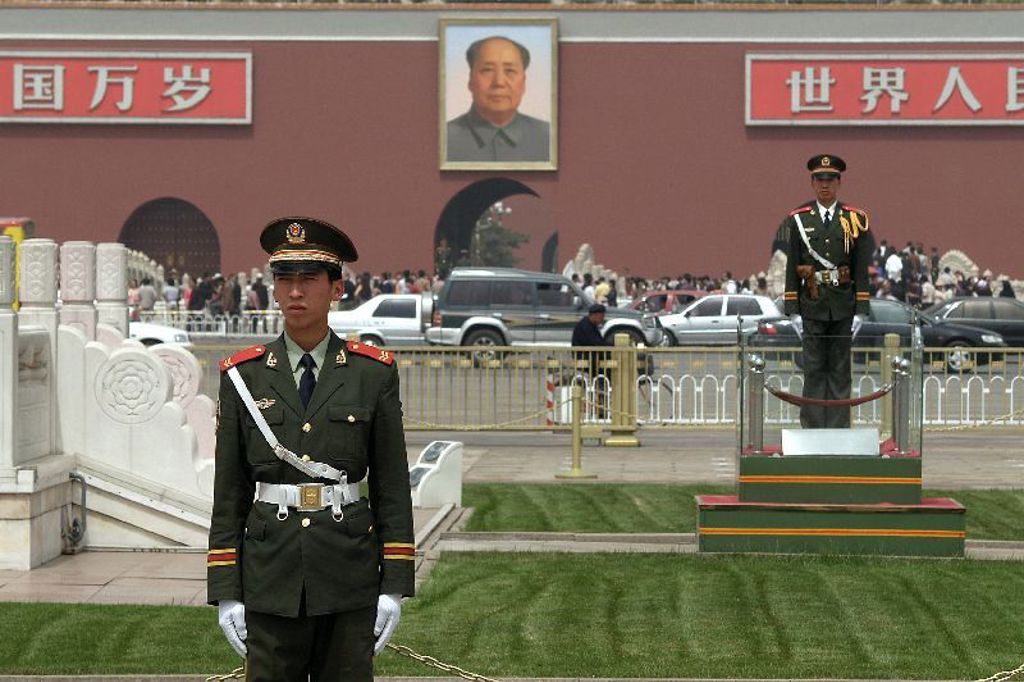 Wachters op het Tiananmenplein in Beijing, China, bij de Poort van de Hemelse Vrede.