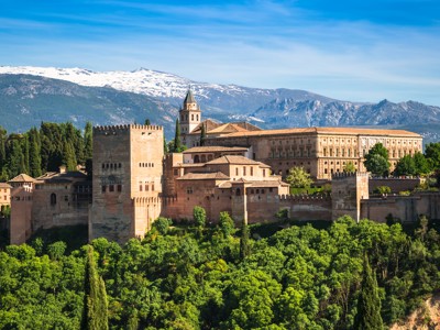 Alhambra in Granada met de Sierra Nevada op de achtergrond tijdens de Andalusië familiereis van 9 dagen.