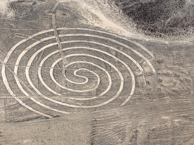 Spiraalvormige Nazca-lijn in de woestijn van Peru, gezien vanuit de lucht.