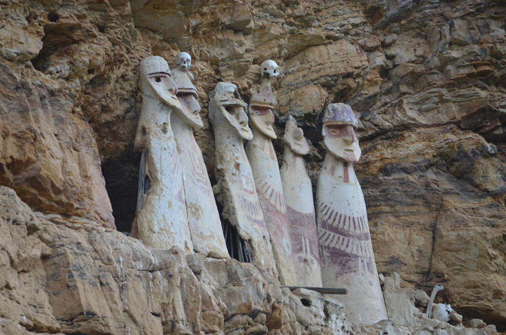 Sarcófagen van Karajía in de rotswand bij Chachapoyas, Noord-Peru.