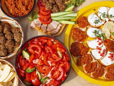 Roemeense lunch met salades, kaas, gehaktballetjes en brood met smeersels tijdens Route Roemenië.