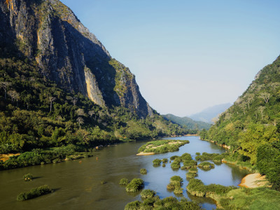 Groene rivier door een bergvallei bij Vang Vieng, Laos, op de route Thailand, Laos & Cambodja.