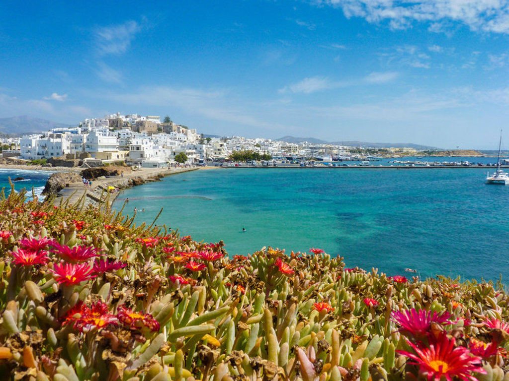 Uitzicht op Naxos-stad met witte huizen aan de kust en turquoise zee, Griekenland.
