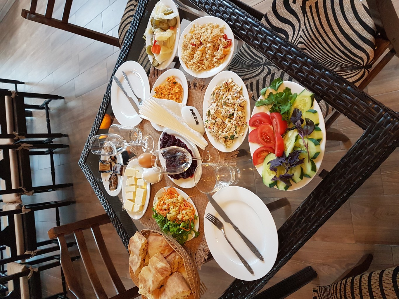 Georgische maaltijd met brood, salades, kaas en rijstgerechten op tafel tijdens groepsrondreis Georgië.