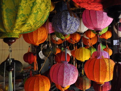 Kleurrijke lampionnen in een straat in Vietnam tijdens fietsvakantie Vietnam.