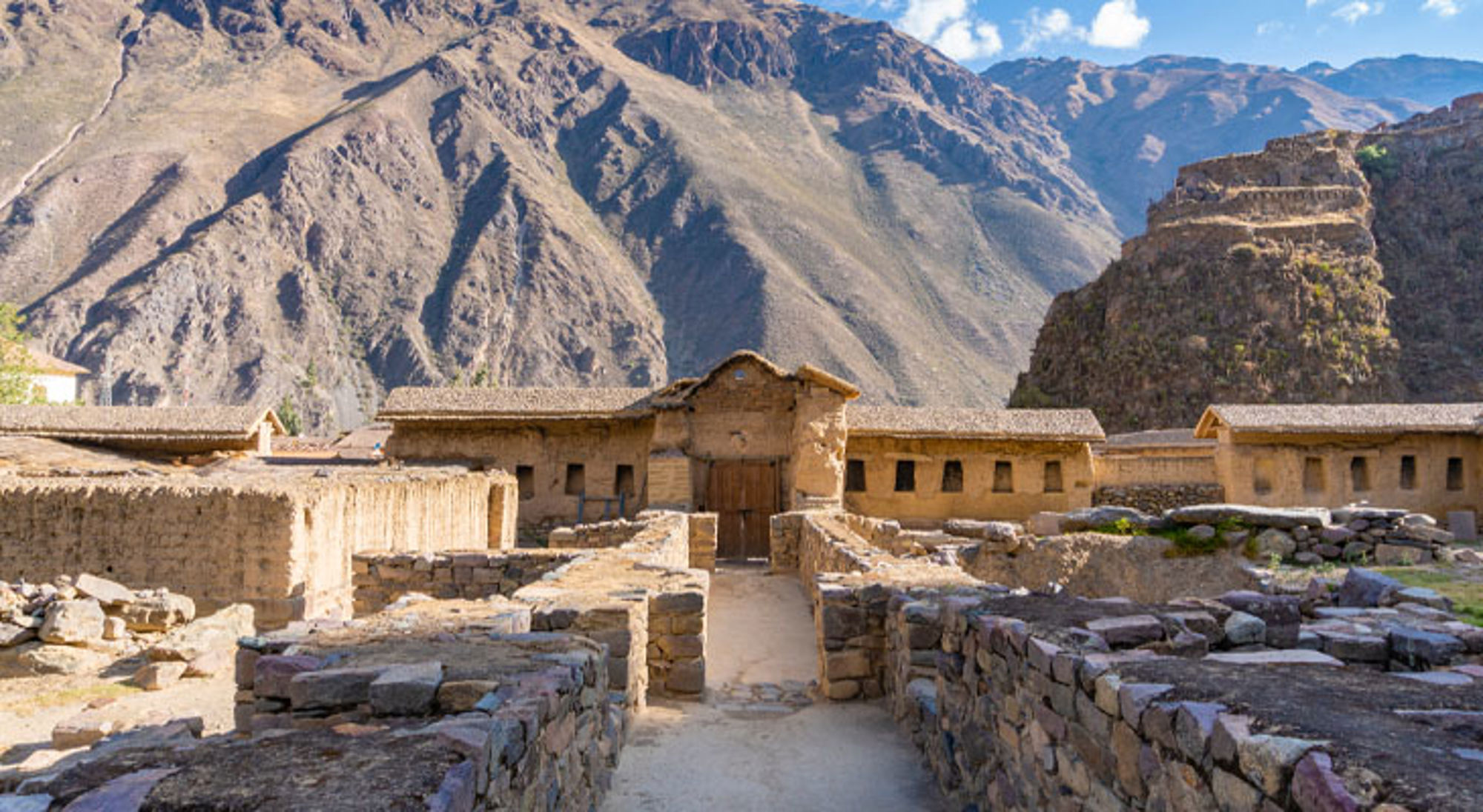Ollantaytambo Inca-ruïnes van Ollantaytambo in de Heilige Vallei, Peru, met Andesbergen op de achtergrond.