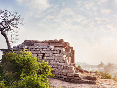 Ruïnes van een oud stenen bouwwerk in Hampi, Zuid-India, bij zonsopkomst.