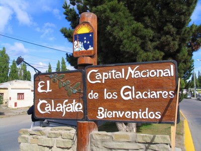Welkomstbord van El Calafate, toegangspoort tot Nationaal Park Los Glaciares in Patagonië.