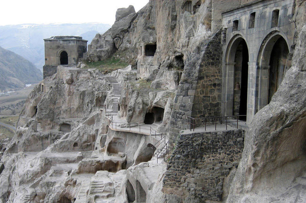 Uplistsikhe grotstad met uitgehouwen grotwoningen en stenen bogen in Georgië.