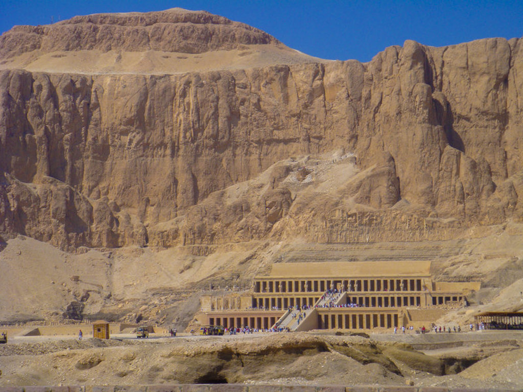 Tempel van Hatsjepsoet bij Luxor tijdens familiereis Egypte langs de Nijl.