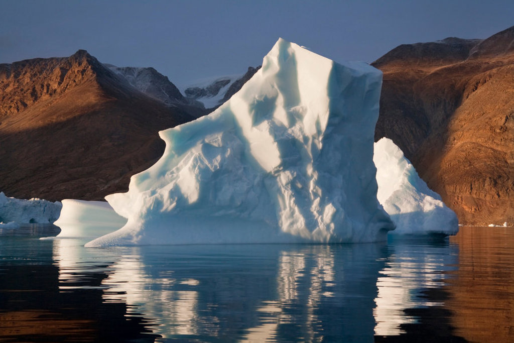 Drijvende ijsberg in een fjord in Groenland tijdens groepsrondreis van IJsland naar Spitsbergen.