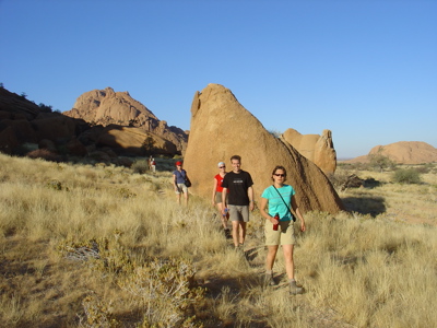 Wandelaars tussen granieten rotsformaties in de Spitzkoppe, Namibië.