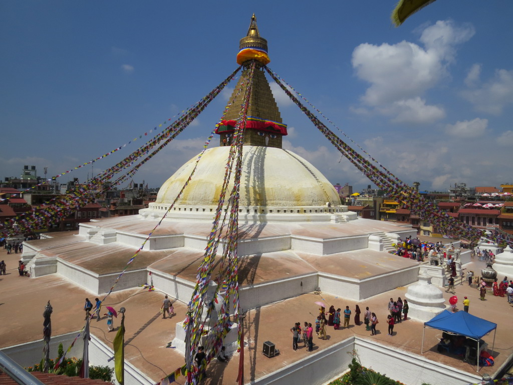 Boudhanath-stoepa in Kathmandu met kleurrijke gebedsvlaggen, tijdens groepsrondreis Noord-India en Nepal.
