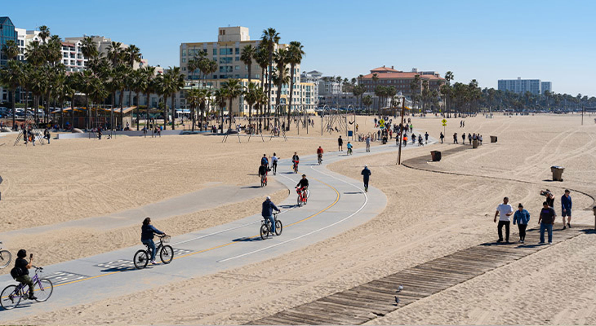 Venice Beach Los Angeles Verenigde Staten Fietspad langs het strand met palmbomen en hotels op de achtergrond.