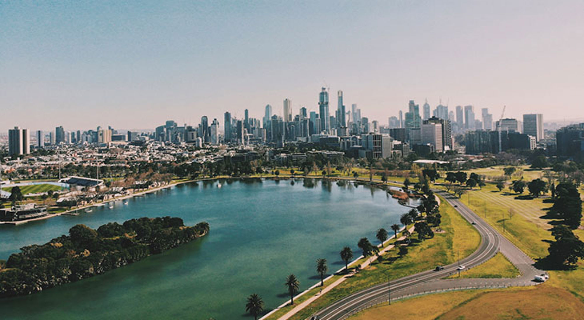 Skyline van Melbourne met Albert Park Lake op de voorgrond.