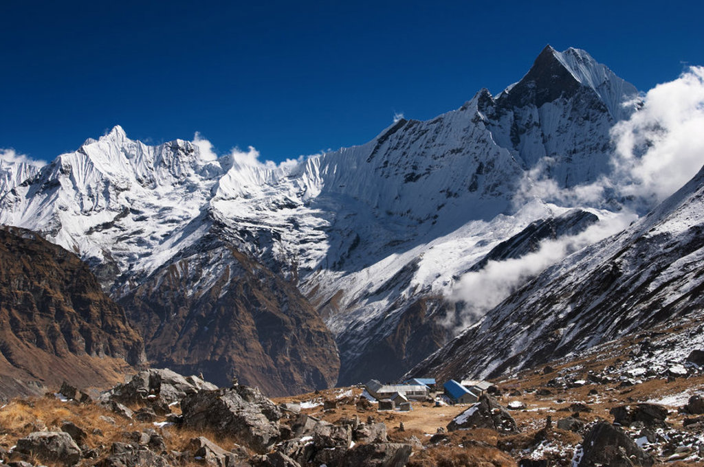 Sneeuwtoppen en bergdorp in de Himalaya bij de Annapurna Basecamp-trek in Nepal.