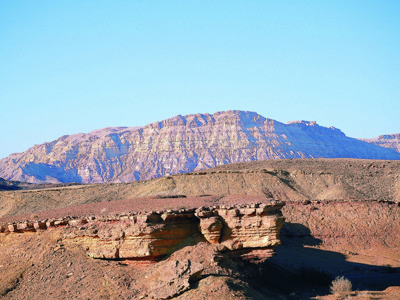 Rotslandschap en bergmassief in de Negevwoestijn tijdens de route Jordanië en Israël (13 dagen).