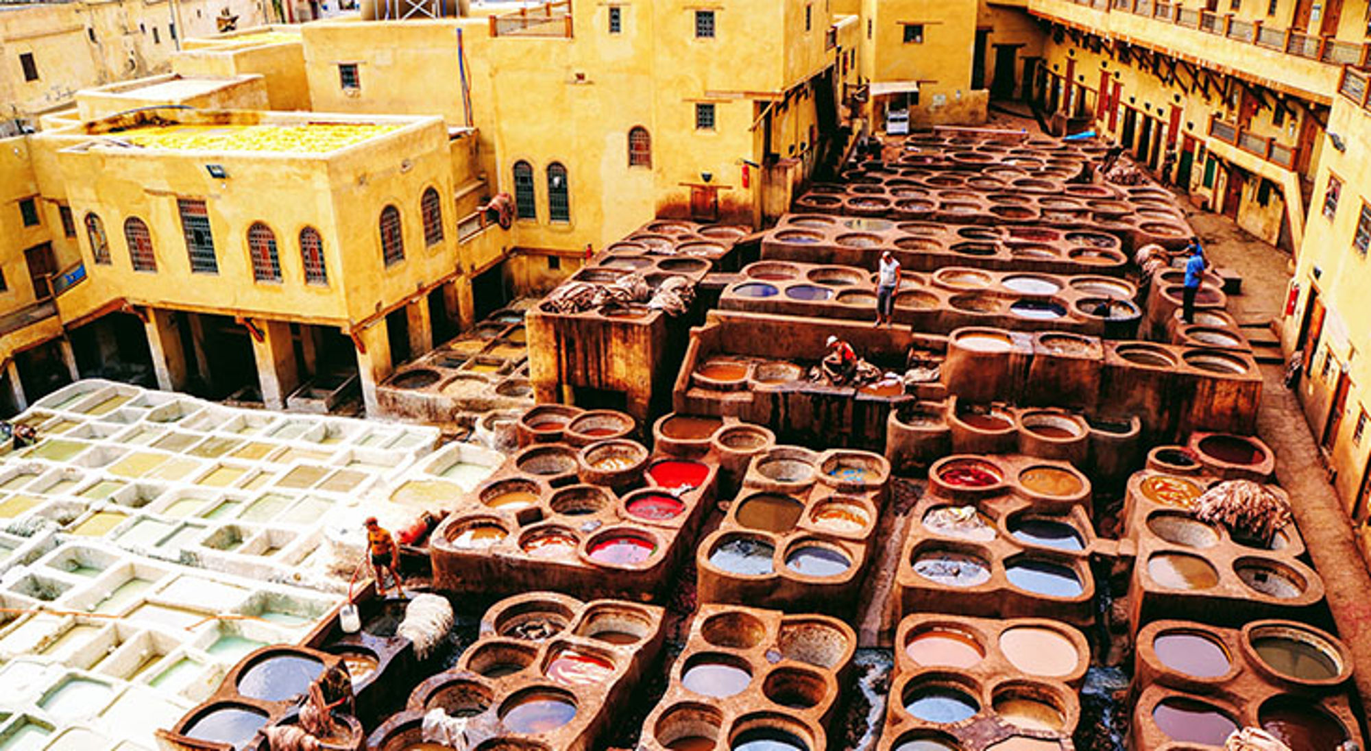 Kleurrijke leerlooierij met verfbaden in een historische medina.