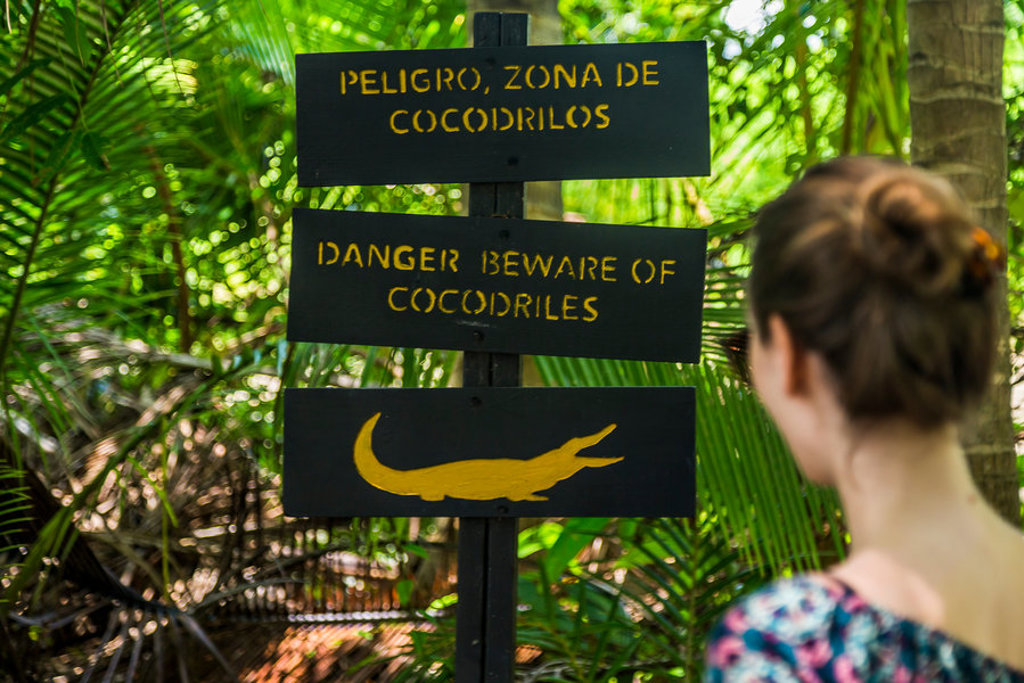Waarschuwingsbord voor krokodillen in de jungle van Costa Rica tijdens een 22-35ers reis.