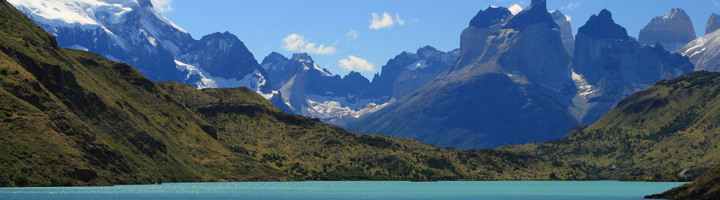 Berglandschap in Chili met turquoise meer en besneeuwde pieken in Torres del Paine Nationaal Park.