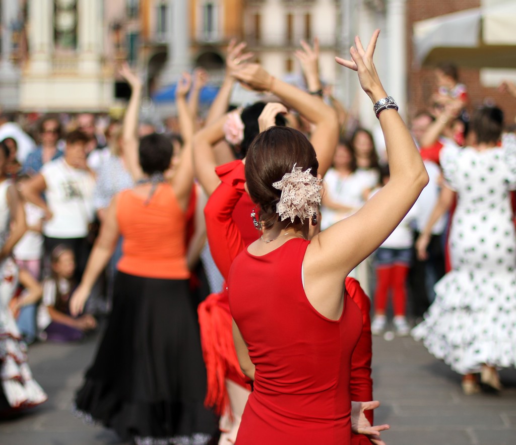 Flamencodansers in rode jurken tijdens een straatoptreden in Andalusië, Spanje.