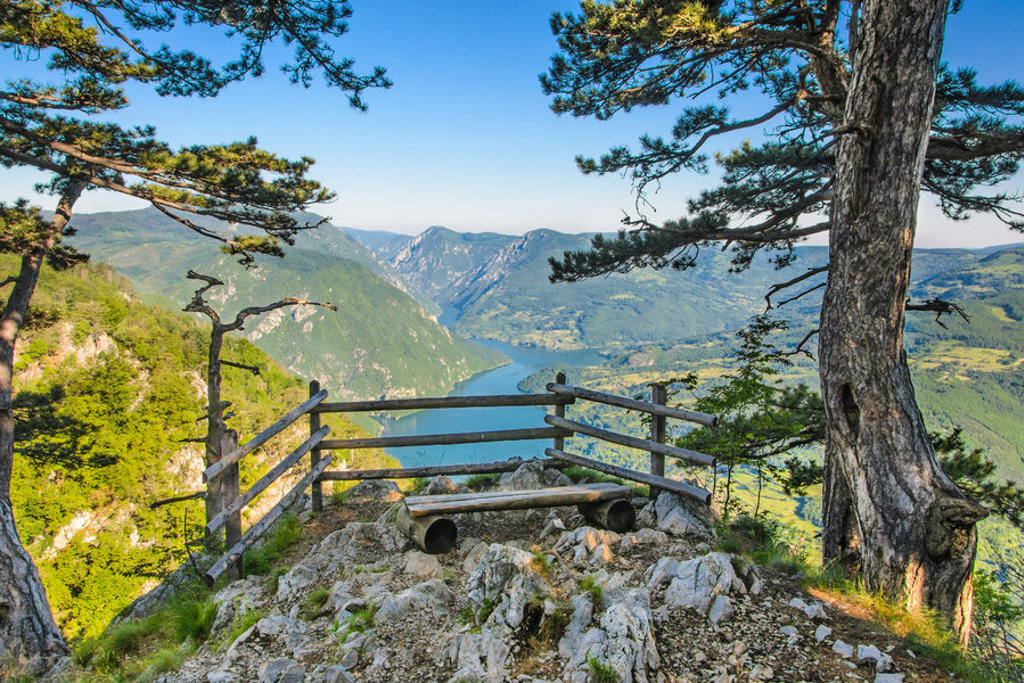 Uitzichtpunt in Montenegro met houten bankje en panorama over de Tara-kloof en rivier tijdens groepsrondreis Zuid-Oost Europa.
