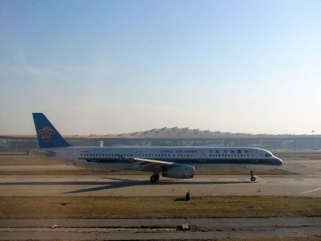 China Southern-passagiersvliegtuig op de landingsbaan van een luchthaven in China.