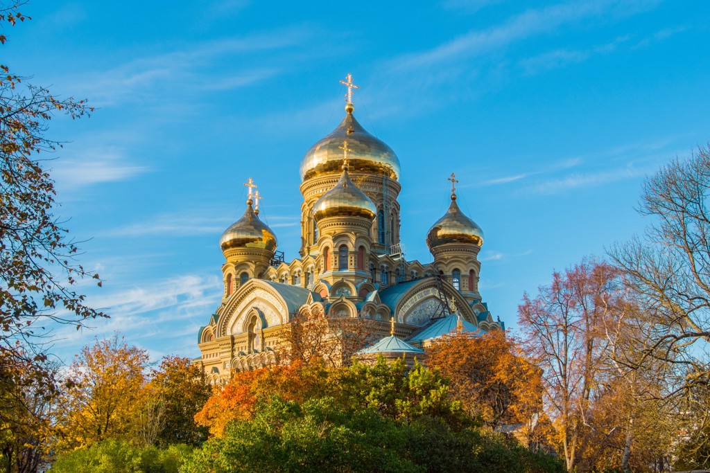Orthodoxe kathedraal met gouden koepels in Tallinn, tijdens familiereis Polen en Baltische Staten.