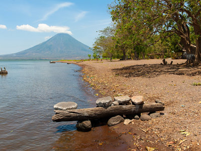 Strand aan het Meer van Nicaragua met uitzicht op de Concepción-vulkaan op Isla de Ometepe.