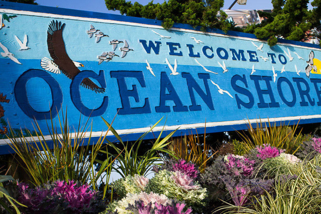 Welkomsbord van Ocean Shores met vliegende vogels, Washington.