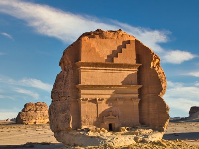 Uit rots gehouwen grafmonument in Hegra (AlUla), Saoedi-Arabië, tijdens de Route Saoedi-Arabië.