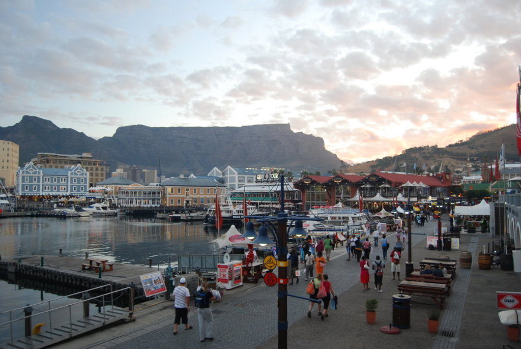 Waterfront in Kaapstad met uitzicht op de Tafelberg bij zonsondergang, tijdens groepsrondreis Zuid-Afrika Premium.