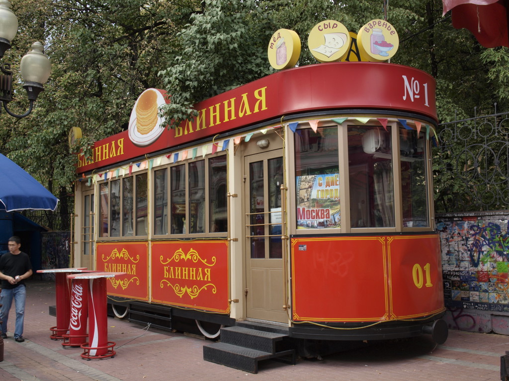 Rode tram omgebouwd tot blini-restaurant in Moskou, Rusland.
