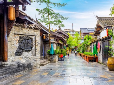 Straatje met traditionele gebouwen en winkels in Chengdu tijdens de Route China, 17 dagen.